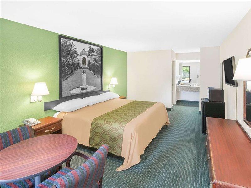 Super 8 By Wyndham Mobile Hotel Exterior foto