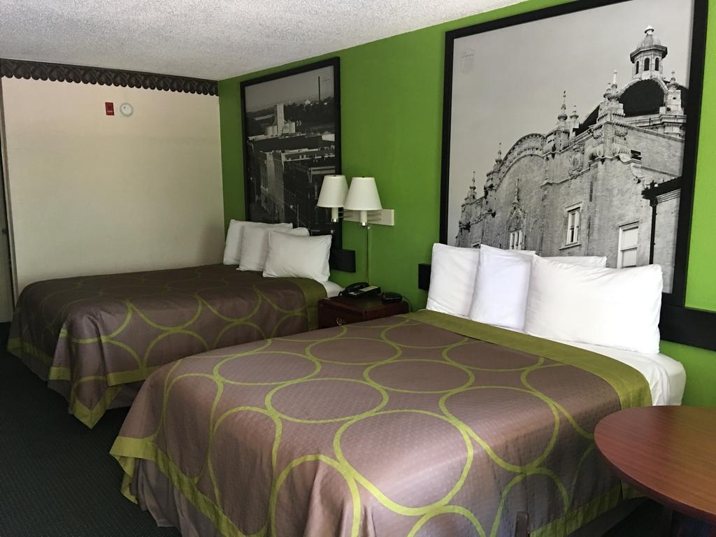 Super 8 By Wyndham Mobile Hotel Exterior foto